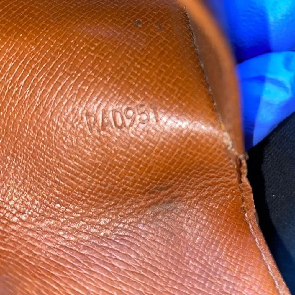 Authentic Louis Vuitton Monogram 4 Key Wallet - Picture 10 of 11